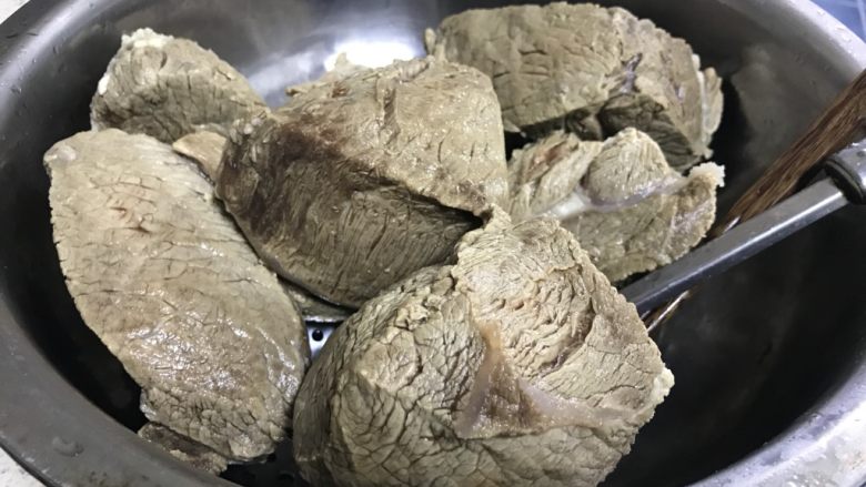 牛肉干(麻辣、五香、咖喱),煮好捞出冷水冲洗干净