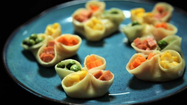 有家鲜厨房:冬至养生餐-四喜煎饺,将煎熟的四喜煎饺摆盘上桌