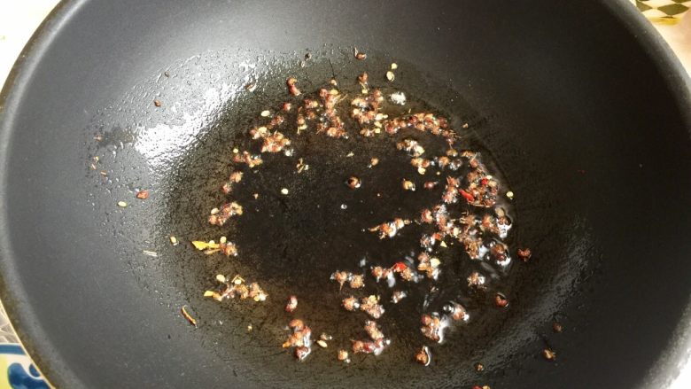 炝拌莴笋丝,加入食用油,小火煸香花椒后,把花椒捞出