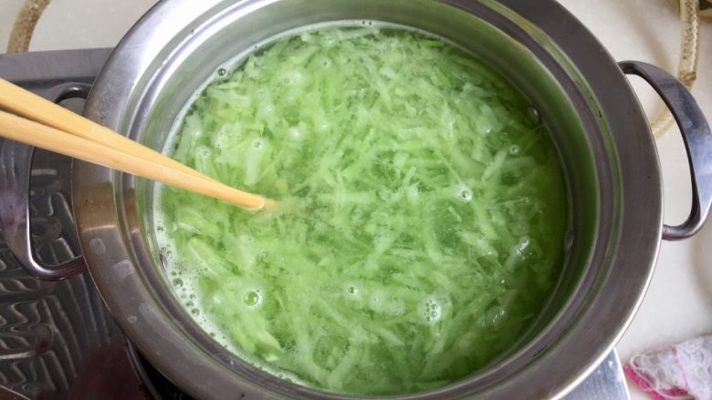 炝拌莴笋丝,热锅烧水,水开,放入莴笋丝,关火,莴笋丝很嫩不用多煮