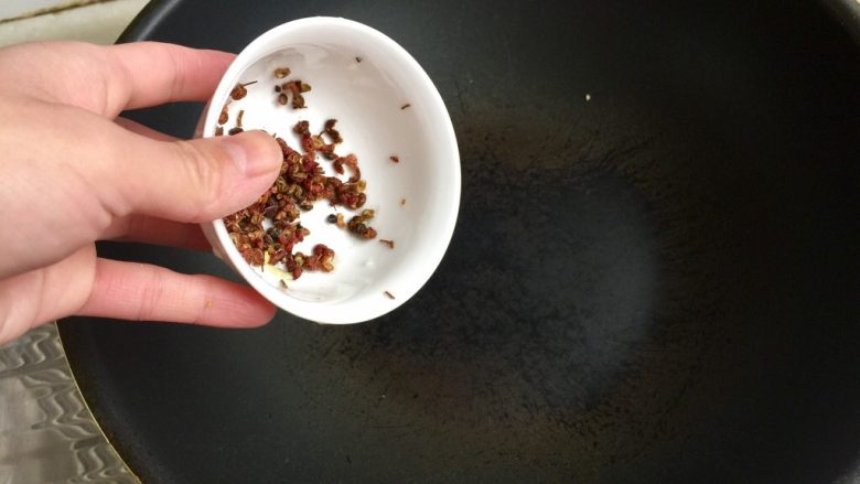 炝拌莴笋丝,热锅不放油,加入花椒,煸干,花椒我清洗过,先煸干再放油不会炸锅