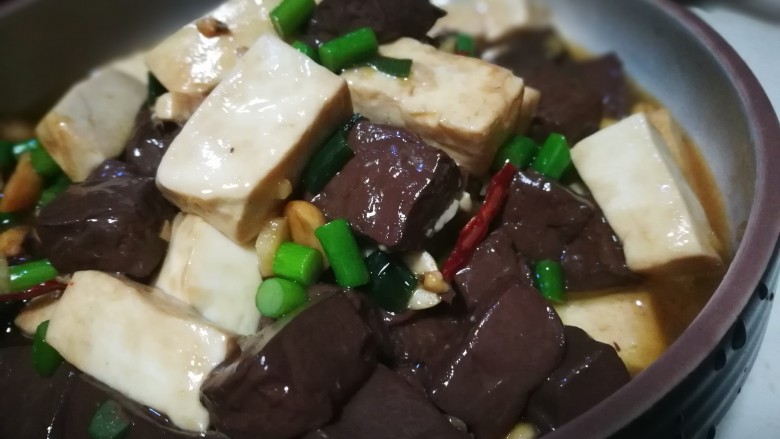 鸭血烩豆腐,出锅了 撒上彩椒碎