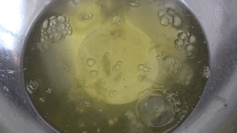 蝶豆花戚风蛋糕,蛋白蛋黄分离,蛋白要打入无油无水的盆中