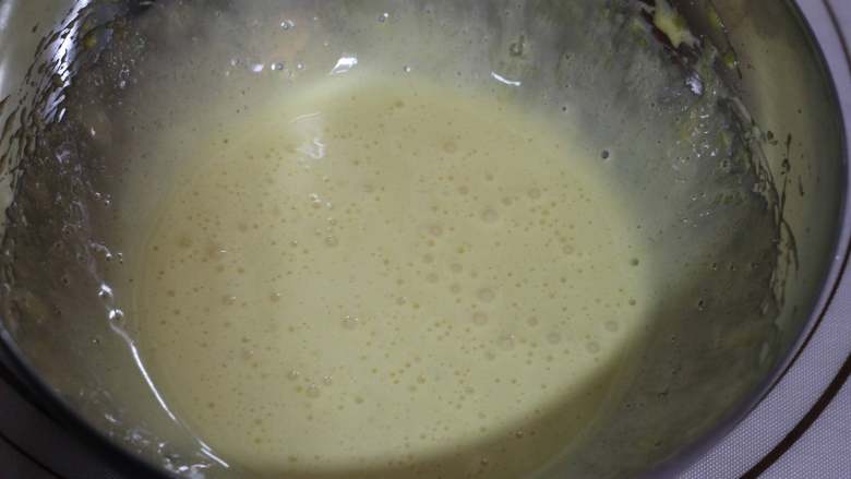 蝶豆花戚风蛋糕, 蛋黄加入18克白砂糖,用打蛋器打至颜色发白
