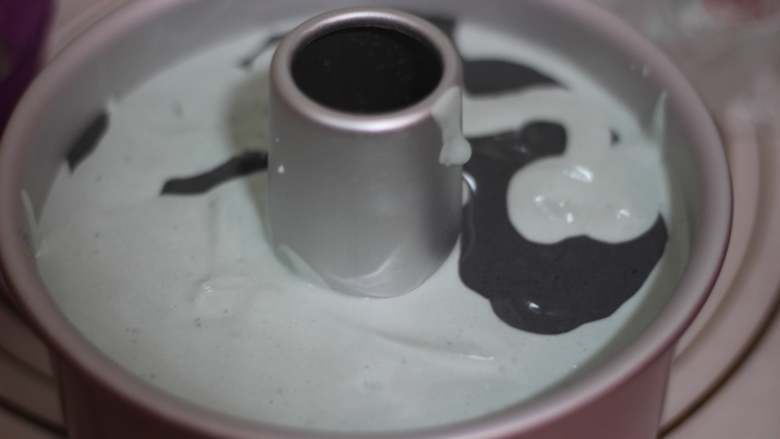 蝶豆花戚风蛋糕, 面糊挤完以后,从高出落下摔两下,震出面糊中的大气泡