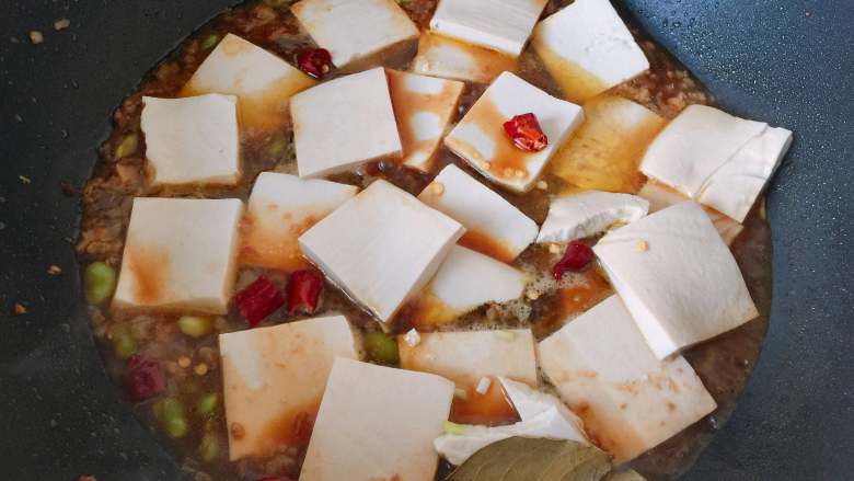 杭州-酱烧土豆腐,加水末过所有食材,放入豆腐、干辣椒和<a style='color:red;display:inline-block;' href='/shicai/ 741'>香叶</a>