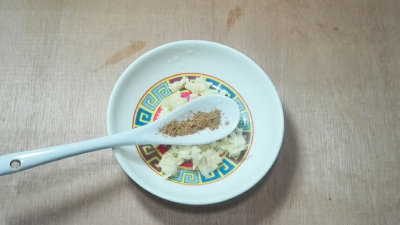 乡味+盐城嫩滑胡萝卜汁皮冻,蒜剥去皮,拍成蒜糜,放少许<a style='color:red;display:inline-block;' href='/shicai/ 829'>十三香</a>