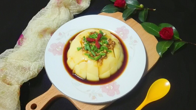 乡味+盐城嫩滑胡萝卜汁皮冻,淋上调料汁,撒上葱花,摆上几粒<a style='color:red;display:inline-block;' href='/shicai/ 673'>枸杞</a>,拌匀就可以吃到口感润滑胡萝卜皮冻了😋
