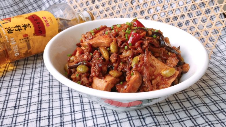杭州-酱烧土豆腐,豆腐Q弹,毛豆和黑木耳有嚼劲、香菇和萝卜丝则是最吃味的食材,还有点点微辣,这样一碗酱烧土豆腐,不管是下酒还是配米饭都是棒棒哒~