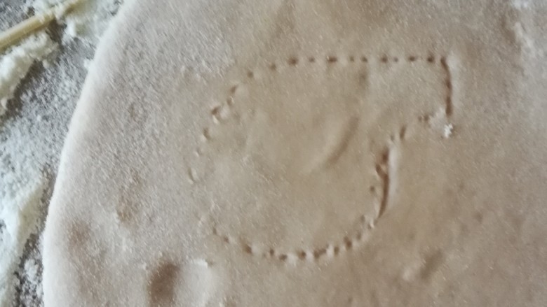 宝宝们最喜欢的佩奇卡通果蔬馒头,如无磨具,可用牙签画,用刀切出佩奇来。