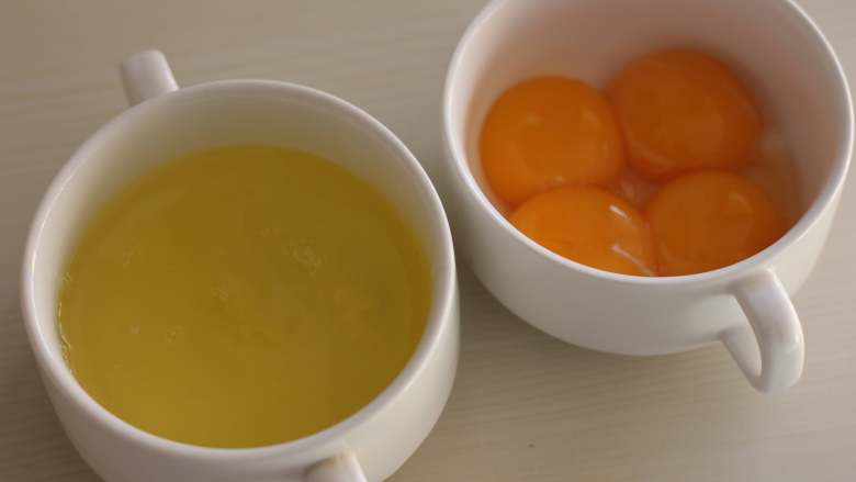 抹茶戚风蛋糕,分离蛋白与蛋黄,蛋白入冰箱冷藏室。
