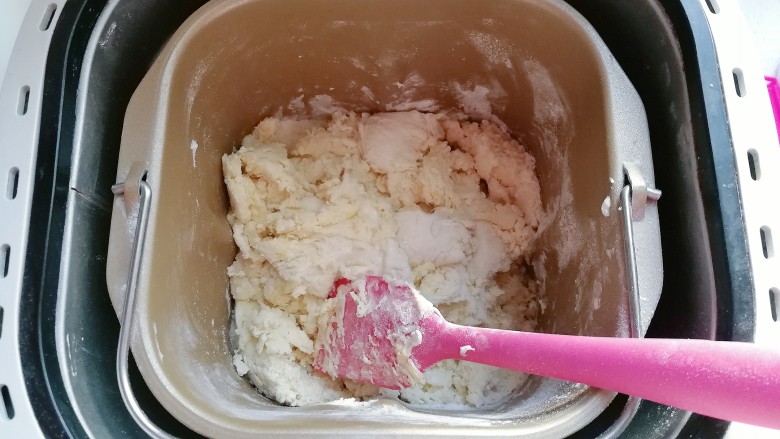 圣诞雪人酸奶餐包,先把主面团材料翻拌混合一下,再加入发酵好的波兰种,然后开启揉面键揉面;