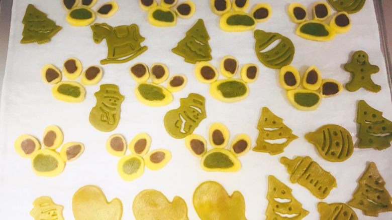 🎄小熊掌圣诞饼干🍪,将面片一大三小组合起来、放在烤盘内,可以蘸取分量外的蛋黄液上下火160度预热、将烤盘放入中间烤制12分钟即可