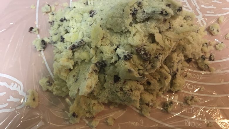 烘培小白入门:蔓越莓饼干,在硅胶垫上铺一层保鲜膜。