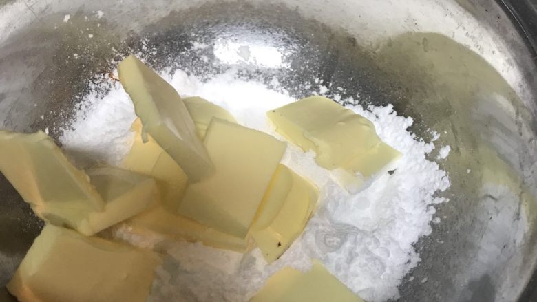 烘培小白入门:蔓越莓饼干,黄油软化后与糖粉混合。我没有专门去打发黄油。这一步我一般不打发,让黄油和糖粉混合。