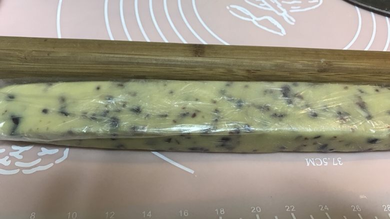 烘培小白入门:蔓越莓饼干,继续整形后,冷冻。
我没有刻意去用模具,随性一点更有一翻滋味。不过食材要混合紧致。