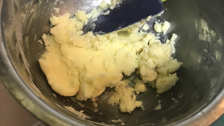 烘培小白入门:蔓越莓饼干,混合好的黄油与糖粉