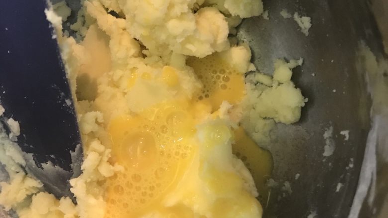 烘培小白入门:蔓越莓饼干,加入15g全蛋液。继续混合。