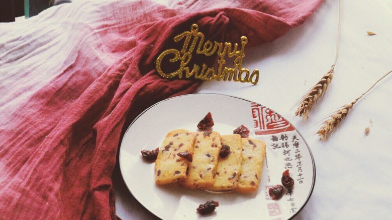 烘培小白入门:蔓越莓饼干,冬日的午后,酌一杯咖啡,
细说窗外风光。