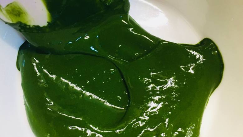 抹茶蜜豆磅蛋糕(分蛋法),抹茶粉用热水冲开,搅拌至无颗粒的膏状。