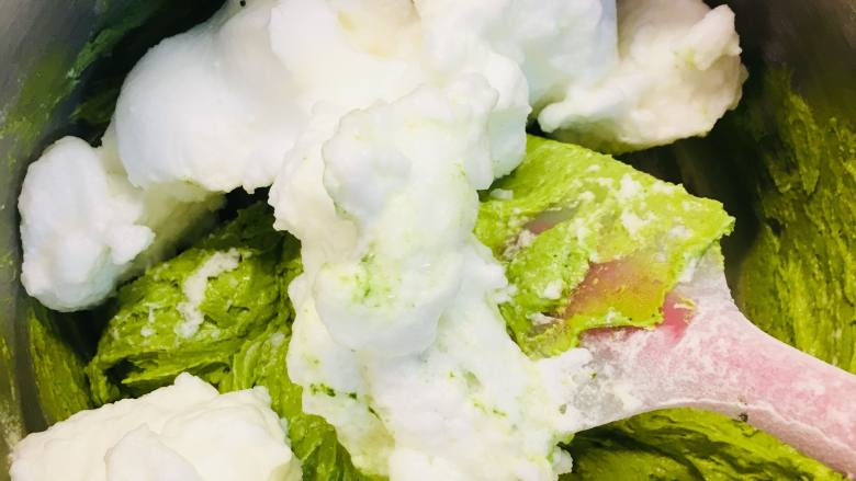抹茶蜜豆磅蛋糕(分蛋法),分次将加入打好的蛋白,搅拌均匀