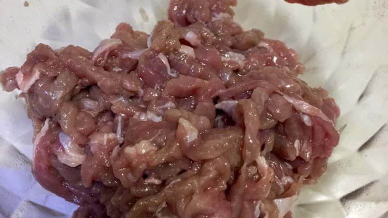温补驱寒+白萝卜炒牛肉,腌制好的牛肉煎出苹果,备用