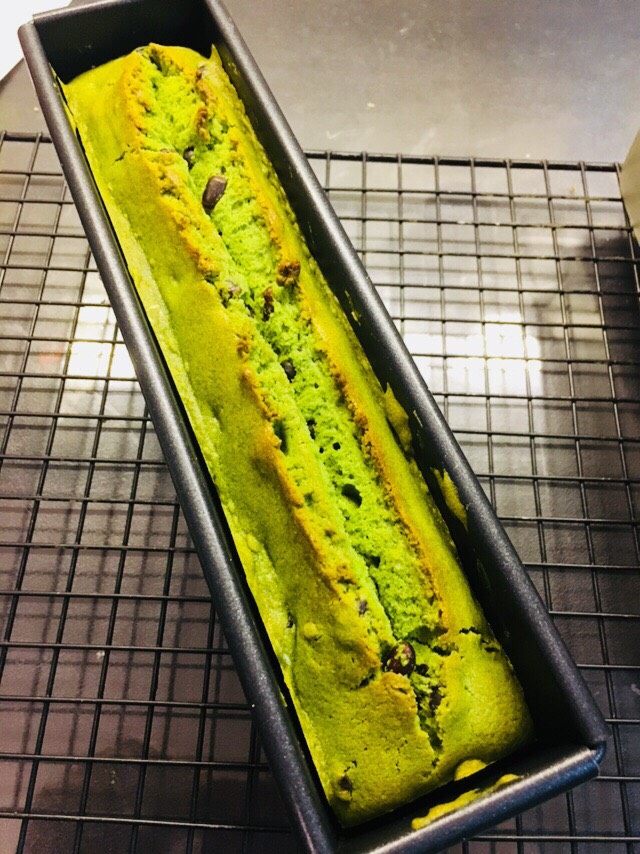 抹茶蜜豆磅蛋糕(分蛋法),烤箱180度,40分钟。因为我们调整了黄油糊的高低位置,所以不需要特意的去划口。它会自然开裂。当然如果你想让它裂开的规矩些。那么20分钟时,表面已经凝固了。用沾水的刀。划它一下。