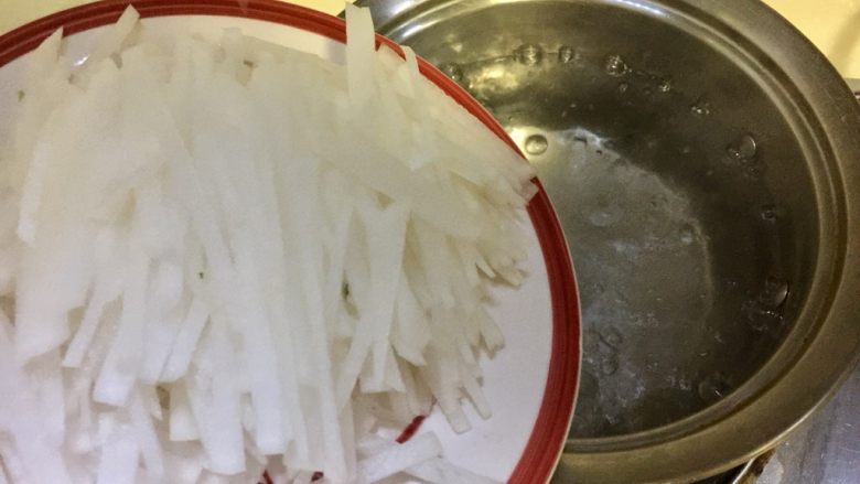 温补驱寒+白萝卜炒牛肉,坐锅烧水,水开放入白萝卜丝