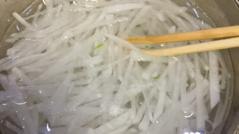 温补驱寒+白萝卜炒牛肉,白萝卜捞出,放入冰水中浸泡,使白萝卜丝更加脆嫩
