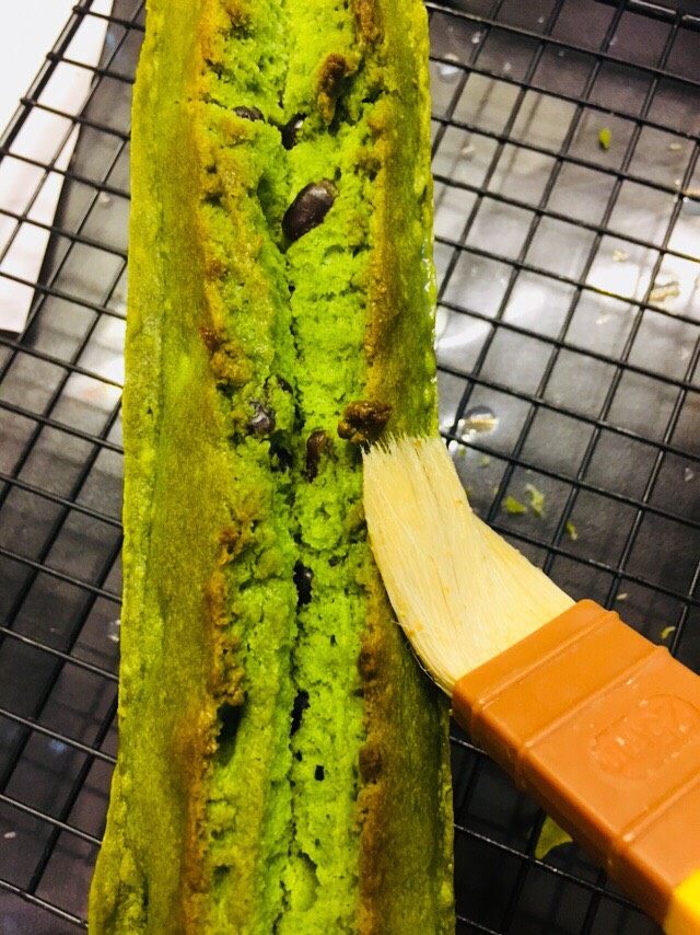 抹茶蜜豆磅蛋糕(分蛋法),关于糖浆,分蛋法的磅蛋糕可刷可不刷,如果你想增加它的复合口感,建议刷一点,百利甜酒加饮用水,搅拌均匀,薄薄一层刷遍它全身
