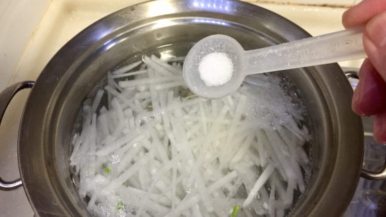 温补驱寒+白萝卜炒牛肉,加入少许食盐,关火