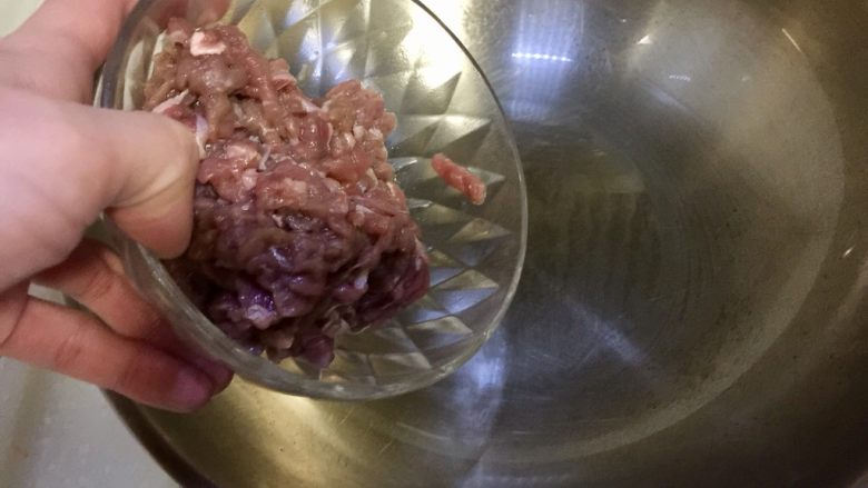温补驱寒+白萝卜炒牛肉,热锅冷油,小火,加入牛肉丝滑炒变色断生盛出