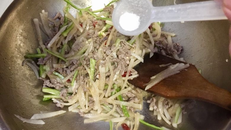 温补驱寒+白萝卜炒牛肉,尝一下味道,根据个人口味加入适量食盐翻炒均匀,烫白萝卜加过盐,腌牛肉也加入了蚝油生抽,所以这里盐可以少加,千万别咸了