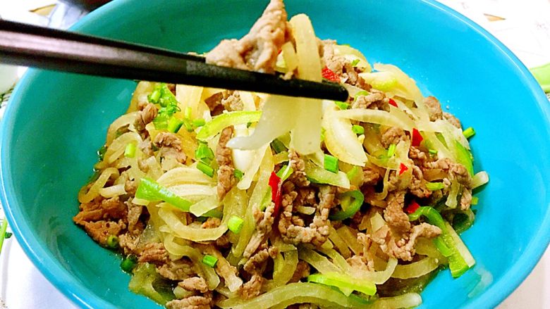 温补驱寒+白萝卜炒牛肉,白萝卜脆,牛肉嫩,营养丰富,咸鲜可口,秋冬食用,能起到温阳散寒的功效