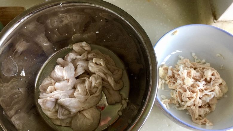 来点重口味+麻辣干锅肥肠,肥肠内部翻出来,把里面的脂肪等东西撕掉清干净。