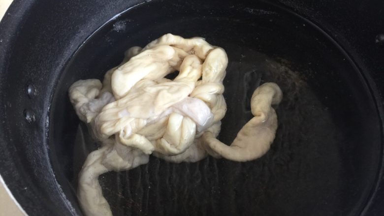 来点重口味+麻辣干锅肥肠,坐锅烧水,水开加入肥肠