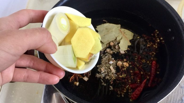 来点重口味+麻辣干锅肥肠,姜切片葱白切段,加入锅中