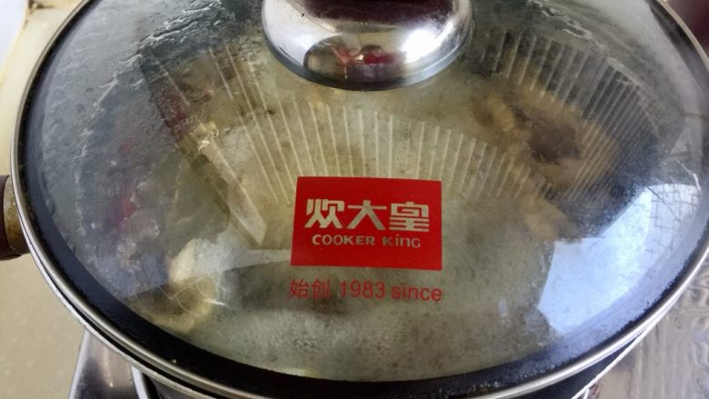 来点重口味+麻辣干锅肥肠,大火烧开,转小火炖煮约50分钟,肥肠熟透但并不会太软烂失去口感