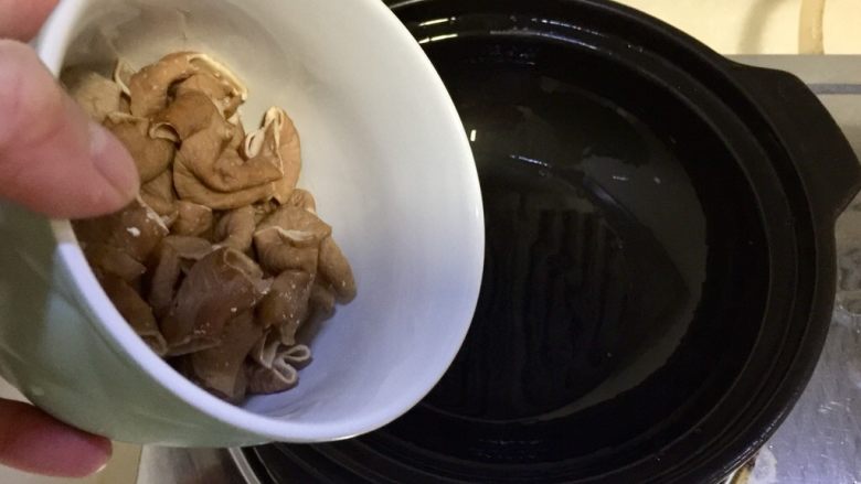 来点重口味+麻辣干锅肥肠,加入肥肠,小火煸炒到肥肠表面微焦吐油。肥肠盛出