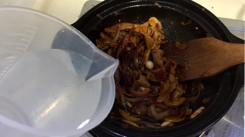 来点重口味+麻辣干锅肥肠,加入少许清水,基本没过食材一半,不用太多水。炖煮十分钟左右(汤汁不要完全收干,还就一些给蔬菜且不容易糊锅)