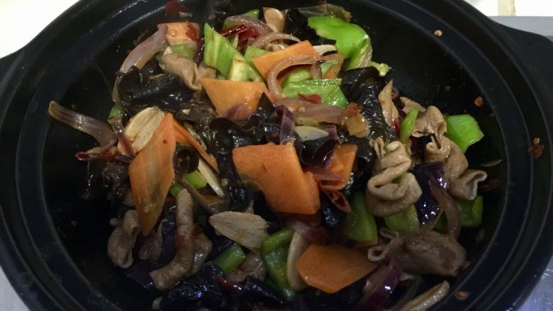 来点重口味+麻辣干锅肥肠,整理一下,把锅边擦干净,干锅直接上桌,美美滴