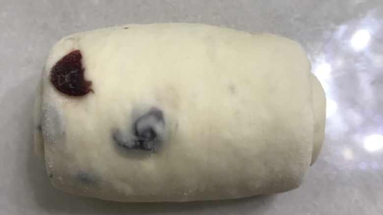 波兰种曼越梅吐司,把靠自己的一头用手指压薄一点,自上而下自然的卷好,也不要太紧太松,2.5 圈为标准