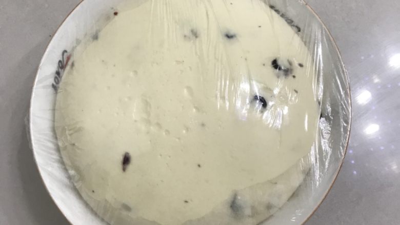 波兰种曼越梅吐司,拿出来把蔓越梅用手揉进面团里,盖上保鲜膜放入发酵箱,温度调节在27度,发酵2倍大。