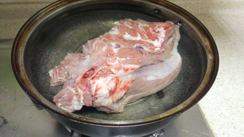 羊肉汤
,羊肉洗净,焯水几分钟