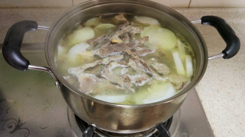 羊肉汤
,再倒入切好的羊肉,汤再次烧开就可以了