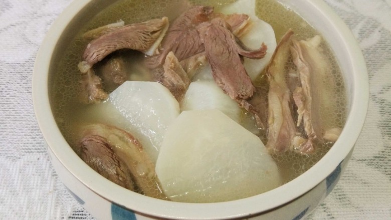 羊肉汤
,汤碗里面加盐和<a style='color:red;display:inline-block;' href='/shicai/ 717'>味精</a>,舀入羊肉汤