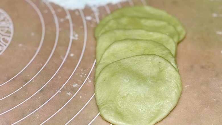 玫瑰花面包,面团擀成皮(有点回缩,不用管),五张叠起,卷起来