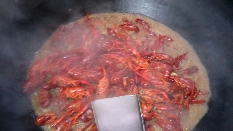 五香小龙虾,依次放入佐料。食用油8成色时放入<a style='color:red;display:inline-block;' href='/shicai/ 4159'>火锅底料</a>等，然后倒入虾进行翻炒，之后倒入一瓶<a style='color:red;display:inline-block;' href='/shicai/ 897'>啤酒</a>再大火翻炒8-10分钟收汁。