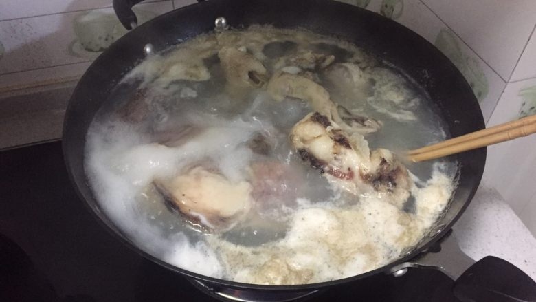 辣炒牛脸肉,首先把牛脸肉飞水,加4片<a style='color:red;display:inline-block;' href='/shicai/ 2800'>生姜</a>,买来的牛脸是超市过过水的,但是还需要多煮一会,牛脸膻味大,多冒一会
