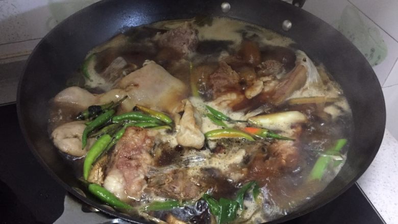 辣炒牛脸肉,煮开后小火焖30分钟,不要汤,煮到没有膻味即可,牛脸肥的地方会有少许腥味,适合热炒。